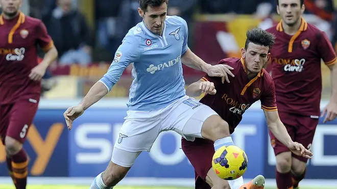 Foto Marco Rosi/LaPresse.02 02 2014 Verona ( Italia ).Sport.Campionato di calcio Serie A TIM 2013/2014 SS Lazio Vs As Roma allo Stadio Olimpico di Roma..Nella foto : Miroslav Klose e Alessandro Florenzi..Foto Marco Rosi/ LaPresse.09 02 2014 Rome ( Italy ).Sport.Football Italian Championship Season 2012/2013 SS Lazio Vs As Roma at the Olimpic stadium in Rome..In the picture SS Lazio's player Miroslav Klose and AS Roma's player Alessandro Florenzi
