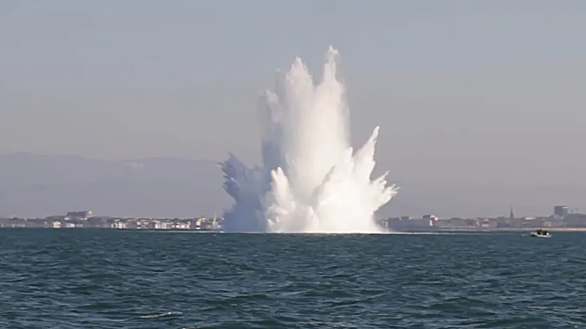 Il momento dello scoppio della bomba davanti a Grado (Foto Katia Bonaventura)