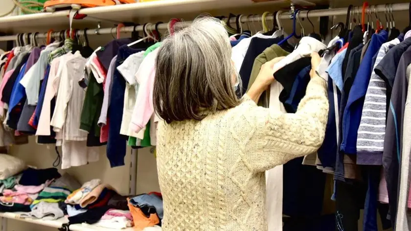Il “reparto” dedicato al vestiario di bimbe e bimbi donato dai triestini e destinato alle famiglie bisognose.