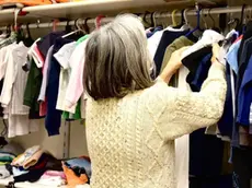 Il “reparto” dedicato al vestiario di bimbe e bimbi donato dai triestini e destinato alle famiglie bisognose.