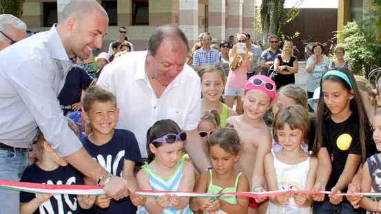 Il momento del taglio del nastro con i bambini (foto Katia Bonaventura)