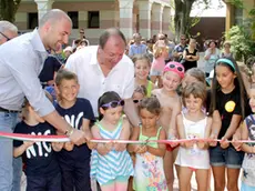 Il momento del taglio del nastro con i bambini (foto Katia Bonaventura)