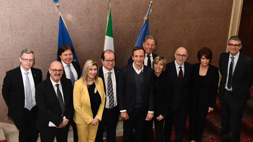 La giunta al completo sullo scalone del palazzo di piazza Unità