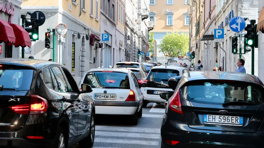 Il nuovo semaforo entrato in funzione fra le vie Timeus e Crispi. Foto Silvano