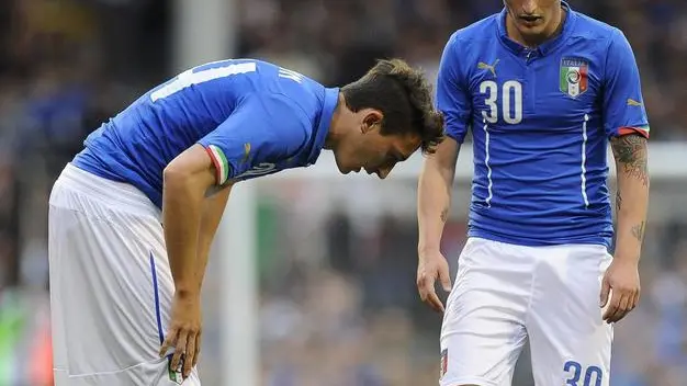 Italian players Matteo Darmian (L) and Marco Verratti (R) look after their injured captain Riccardo Montolivo (bottom) during an international friendly soccer match between Italy and Ireland at Craven Cottage in London, Britain, 31 May 2014. Italy prepares for the FIFA World Cup 2014 taking place in Brazil from 12 June to 13 July 2014. ANSA/FACUNDO ARRIZABALAGA