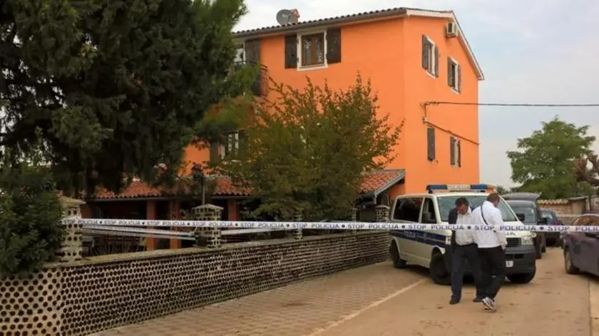 La polizia davanti all'agriturismo il giorno della tragedia (foto da glasistre.hr)