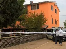 La polizia davanti all'agriturismo il giorno della tragedia (foto da glasistre.hr)