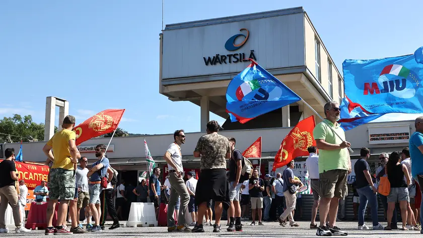 Lavoratori e sindacalisti davanti ai cancelli dello stabilimento Wärtsilä di Bagnoli della Rosandra