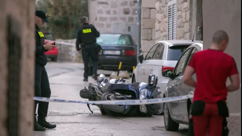 Agenti di polizia esaminano la scena del crimine nel centro di Spalato dove si è svolta la sparatoria con tre vittime. slobodna.hr