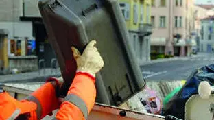 Un operatore ecologico al lavoro vicino al Tribunale di Gorizia