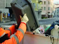 Un operatore ecologico al lavoro vicino al Tribunale di Gorizia