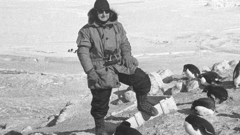 Ardito Desio in Antartide, posa tra i pinguini. È uno dei personaggi raccontati da Marco Valle