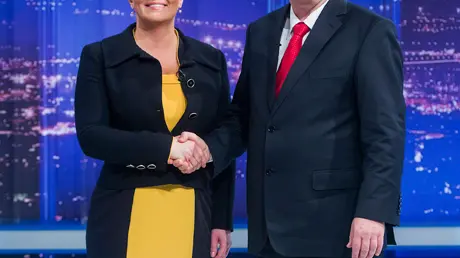 Kolinda Grabar Kitarovic stringe la mano a Ivo Josipovic