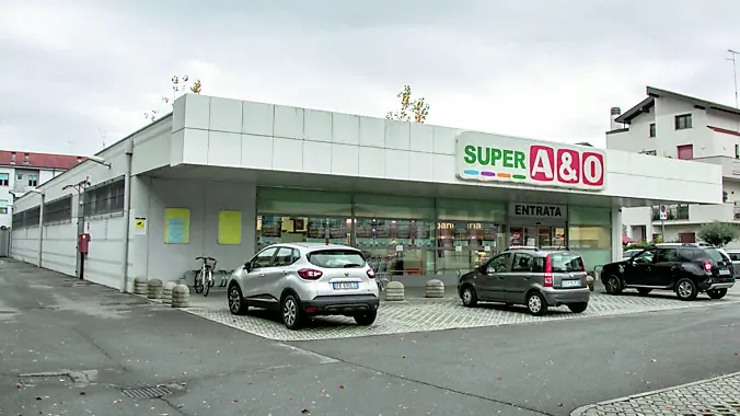 L’ingresso del supermercato A&O che oggi alle 19.30 calerà la saracinesca, a destra gli annunci degli sconti. Foto Katia Bonaventura
