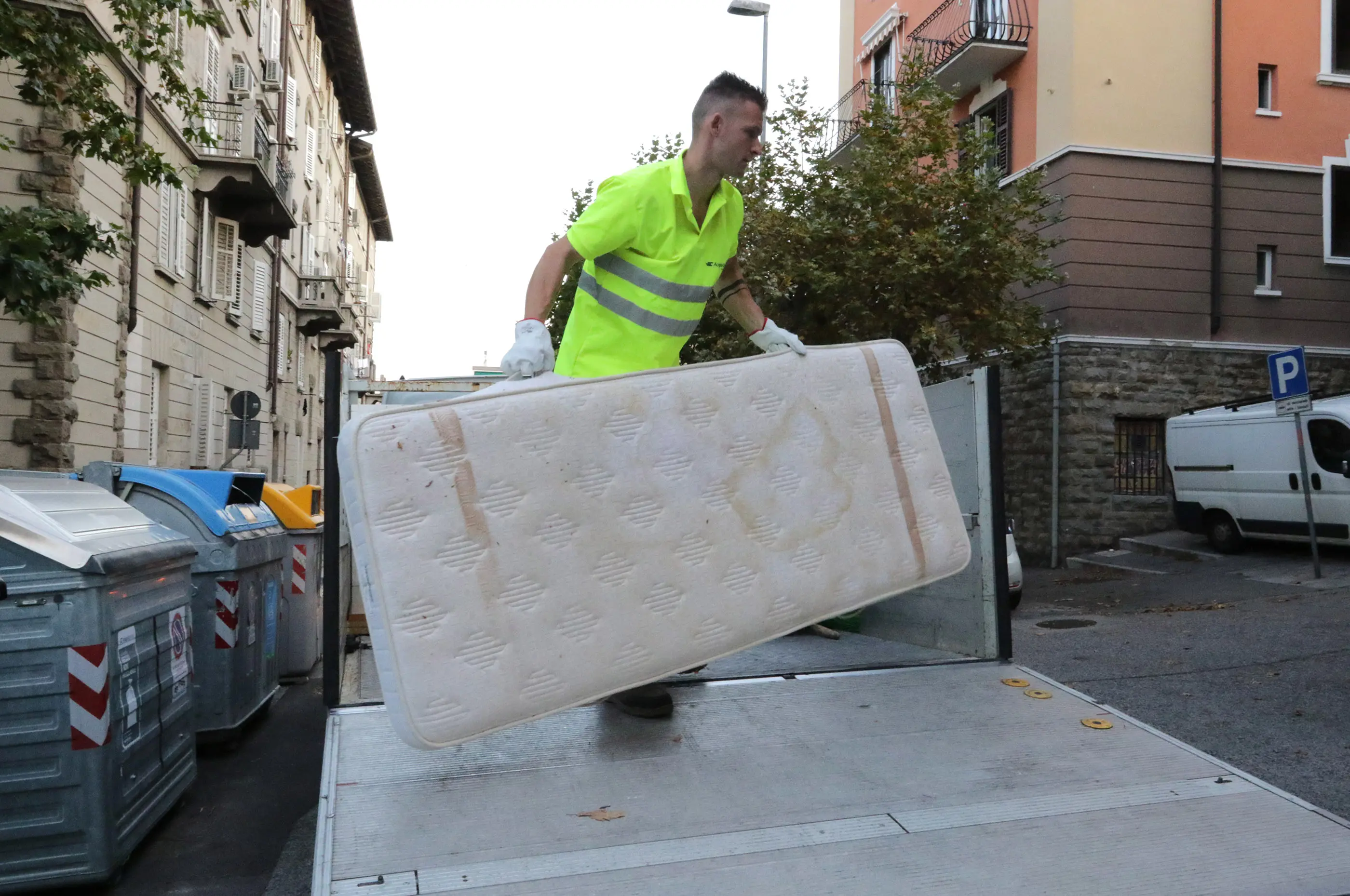 Lasorte Trieste 25/07/19 - AcegasAps, Raccolta Rifiuti Ingombranti Lasciati in Strada, Via Lorenzetti