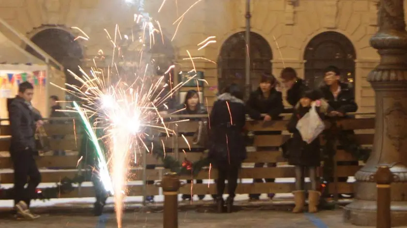 Un petardo in piazza Ponterosso in una foto di qualche Capodanno fa