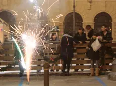 Un petardo in piazza Ponterosso in una foto di qualche Capodanno fa