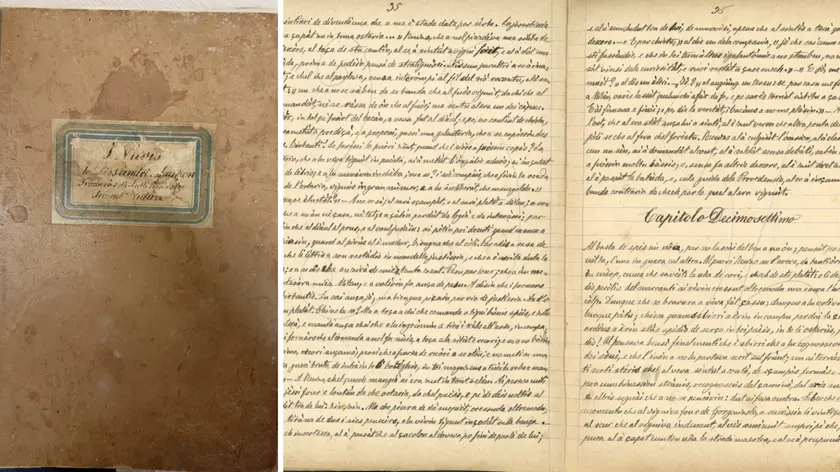 Una pagina del manoscritto dei Promessi sposi in folpo e, a sinistra, la copertina del libro "I nuvìs de Manzon"