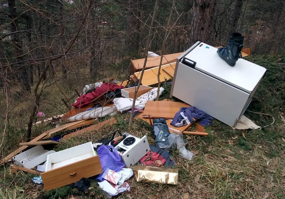 La foto della discarica nel bosco scattata dal lettore Eric Medvet