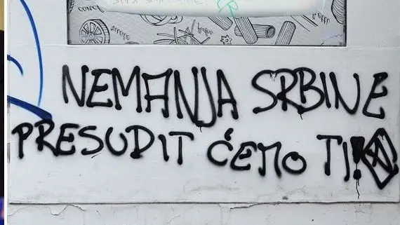 Una delle scritte contro l’artista fiumano apparse nelle strade del capoluogo quarnerino. (Foto Novilist.hr)