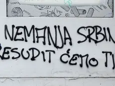 Una delle scritte contro l’artista fiumano apparse nelle strade del capoluogo quarnerino. (Foto Novilist.hr)