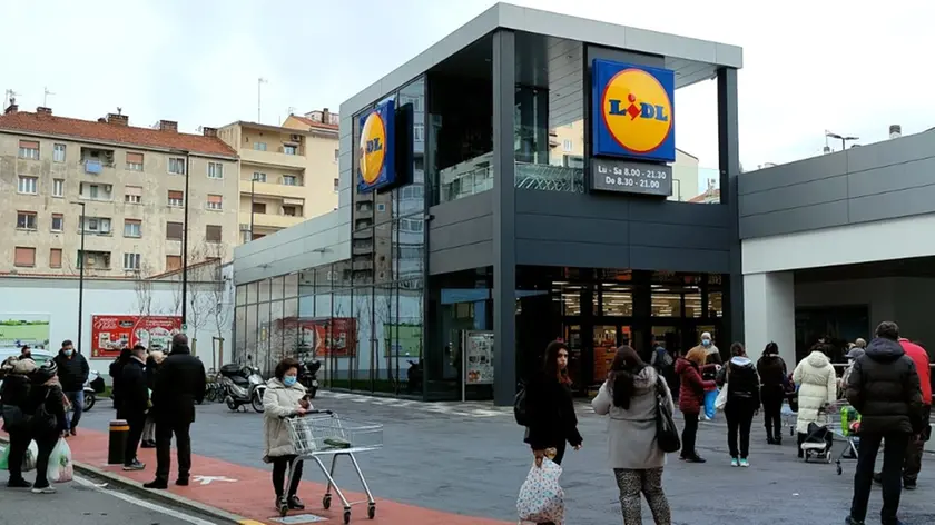 File alla Lidl Ippodromo nella mattinata di oggi, 31 dicembre (Foto Lasorte)