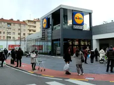 File alla Lidl Ippodromo nella mattinata di oggi, 31 dicembre (Foto Lasorte)