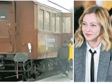 A sinistra il Treno del Ricordo in Stazione centrale a Trieste. A destra la premier Meloni
