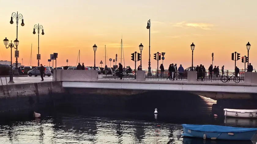 Il duplice ponte sulle Rive, il Bianco guarda verso il mare. Foto Lasorte