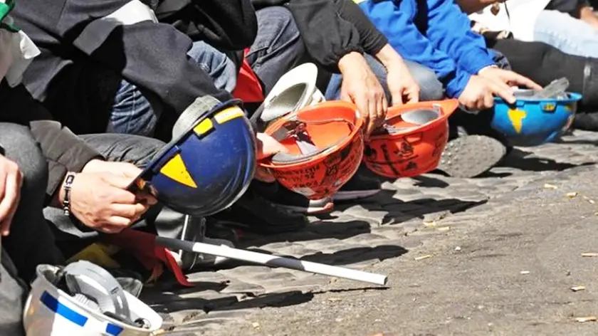 La protesta di un gruppo di opeia che hanno perso il lavoro in una foto di archivio