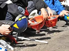 La protesta di un gruppo di opeia che hanno perso il lavoro in una foto di archivio