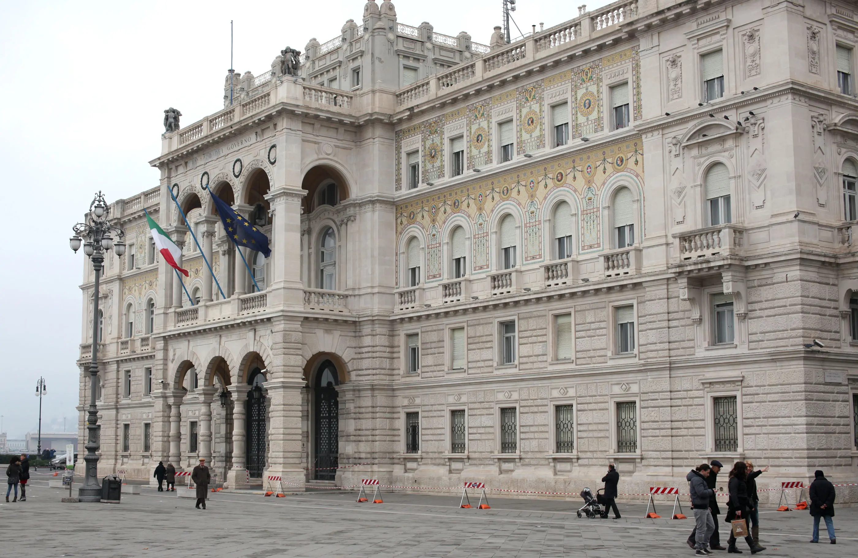 Veduta del palazzo transennato in piazza Unità (foto di Andrea Lasorte)