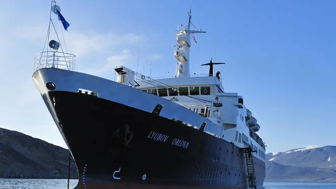 Zodiac-Boot nähert sich dem Cruise North Kreuzfahrtschiff Lyubov Orlova, Sunnshine Fjord, Baffininsel, Nunavut, Kanada, Arktis Objekte Reisen kbdig xsk 2009 quer am Amerika amerikanisch amerikanische amerikanischer amerikanisches Arktis außen Außenaufnahme aussen Aussenaufnahme Aussenaufnahmen Baffininsel bei Berg Berge bergig bergige bergiger bergiges Boot Cruise dem draußen draussen Fels Felsen felsig felsige felsiger felsiges Fjord Fjorde Fremdenverkehr Gewässer Gewaesser Gummiboot Gummiboote Kanada kanadisch kanadische kanadischer kanadisches Kreuzfahrt Kreuzfahrten Kreuzfahrtschiff Kreuzfahrtschiffe Landschaft Landschaften Lyubov Meer Meere Meeresarm Meeresarme menschenleer nähert naehert Natur niemand Nordamerika North Nunavut Orlova Reiseverkehr Schiff Schiffe Schlauchboot Schlauchboote sich Sunnshine Tag Tage Tageslicht tagsüber tagsueber Tourismus Touristik touristisch touristische touristischer touristisches Wasser Zodiac Zodiac-Boot