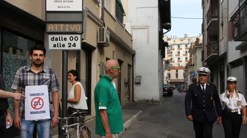 Il comandante Walter Milocchi assieme a una vigilessa in via Ceriani