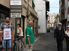 Il comandante Walter Milocchi assieme a una vigilessa in via Ceriani