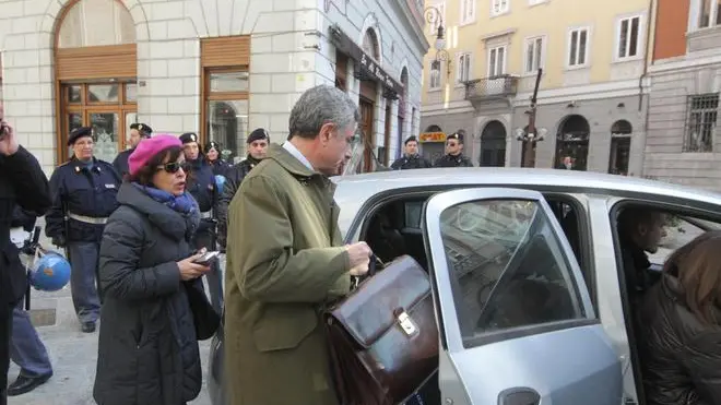 Lasorte Trieste 29/02/12 - Via Diaz, AD Ferrovie Mauro Moretti lascia scortato Museo Revoltella