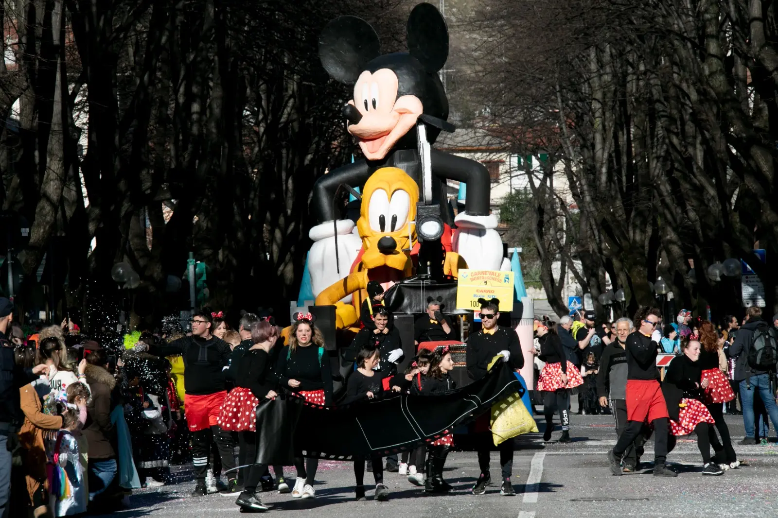 A Monfalcone è il giorno della sfilata dei carri e dei gruppi mascherati del 140° Carnevale Monfalconese della Pro Loco. Lungo le strade del centro cittadino migliaia di persone accorse da tutta la regione hanno seguito la sfilata che presenta carri bellissimi e altrettanto coreografici gruppi. A mezzogiorno un caldo sole e le temperature primaverili hanno accolto le oltre 6.000 persone, mascherate e non, che, alle 12 in punto, si sono riversate in piazza della Repubblica per assistere alla tradizionale “Cantada”. Battesimo con il pubblico delle grandi occasioni per il nuovo Sior Anzoleto Postier - interpretato da quest’anno da Franco Ongaro - che, affiancato dalla sua “sposa” Lisa Piran - studentessa di lingue e letterature straniere, finalista del Concorso Miss Italia 2023 - e dal Notaio Toio Gratariol - alias Gian Carlo Blasini - ha dato lettura al suo primo testamento. Le foto sono di Katia Bonaventura