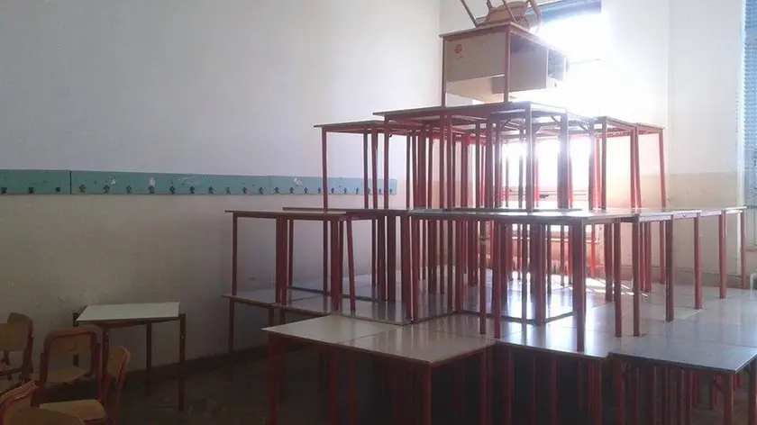Una delle aule messe a soqquadro al liceo Oberdan (Foto speditaci da uno studente)