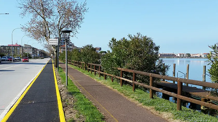 Un’immagine del primo tratto della nuova pista ciclabile in direzione della Schiusa (foto Boemo)