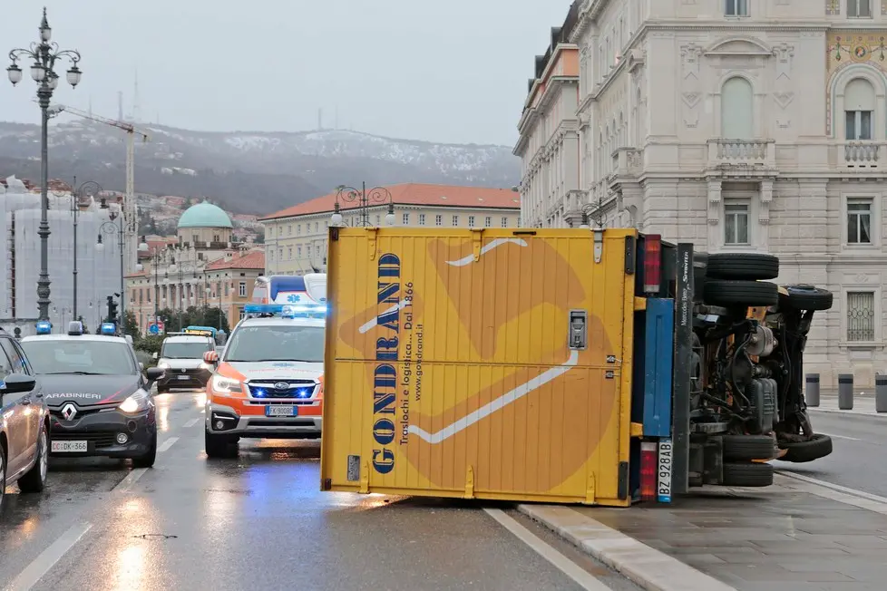 Silvano Trieste 2018-02-03 Camion della Gondrand viene capovolto dalla bora e si schianta