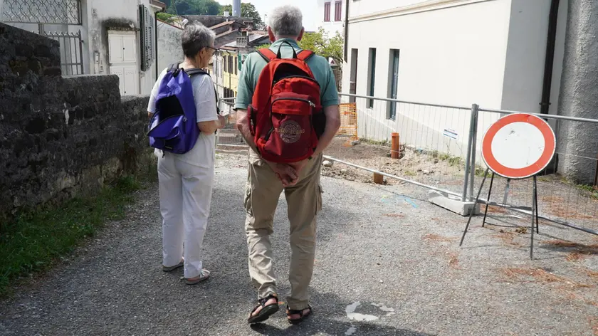 Bianca e Elio escono da casa a piedi (foto Marega)