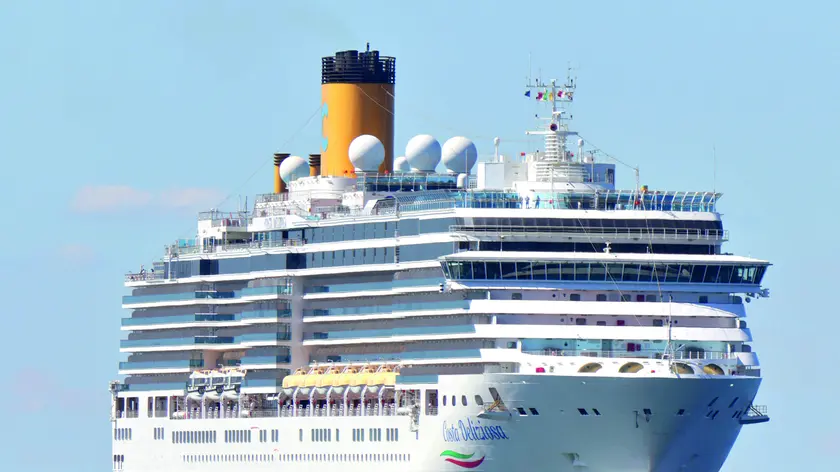 L’arrivo della Costa Deliziosa vista dal molo Audace Foto Lasorte