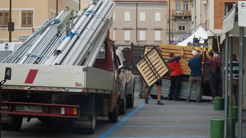Operai al lavoro per costruire gli stand enogastronomici