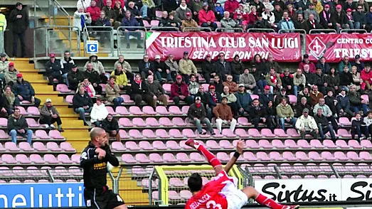 La rovesciata di Della Rocca nell’ultimo derby vinto al Rocco Foto Lasorte