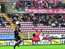 La rovesciata di Della Rocca nell’ultimo derby vinto al Rocco Foto Lasorte