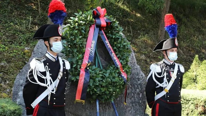 La deposizione della corona a ricordo della strage di Peteano