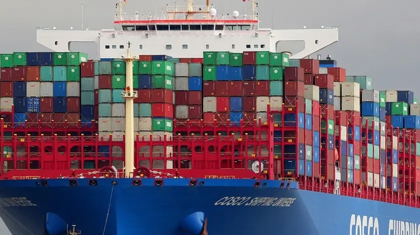 Sopra una nave portacontainer del gruppo cinese Cosco che controlla una flotta di oltre mille imbarcazioni, di cui 507 navi container: si tratta del terzo gruppo al mondo dopo i danesi di Maersk e gli italo-svizzeri di Msc con linee di collegamento che coprono 356 porti in 105 paesi.