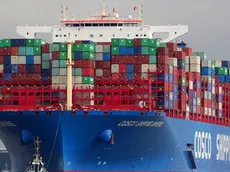 Sopra una nave portacontainer del gruppo cinese Cosco che controlla una flotta di oltre mille imbarcazioni, di cui 507 navi container: si tratta del terzo gruppo al mondo dopo i danesi di Maersk e gli italo-svizzeri di Msc con linee di collegamento che coprono 356 porti in 105 paesi.