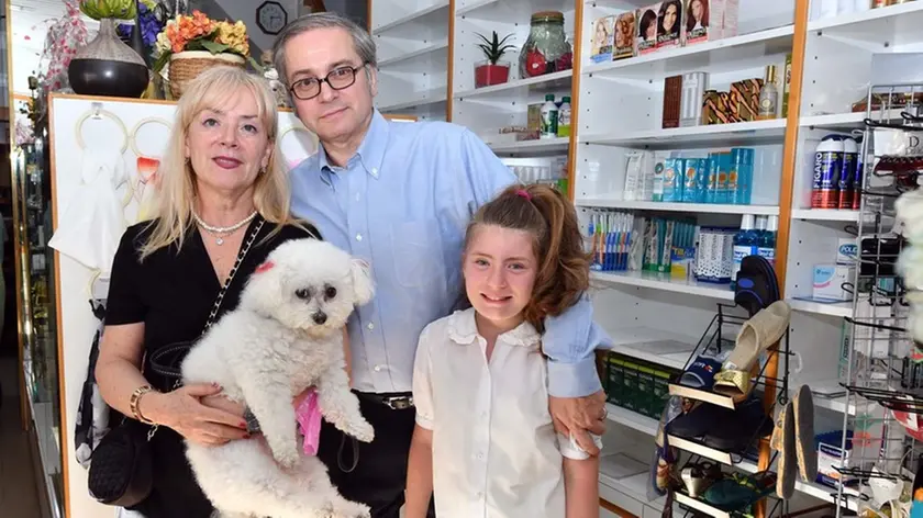 Foto BRUNI 23.06.2018 Drogheria p.zza Carlo Alberto:nuovi e vecchi proprietari-signori Cusin, acquirenti