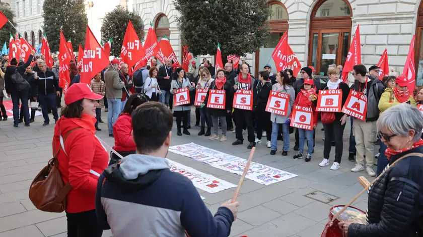 La manifestazione in piazza Unità (Lasorte)